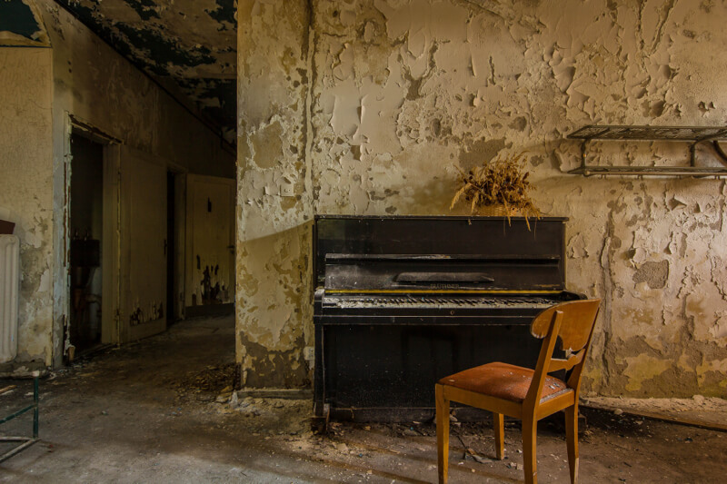 piano in sanitorium