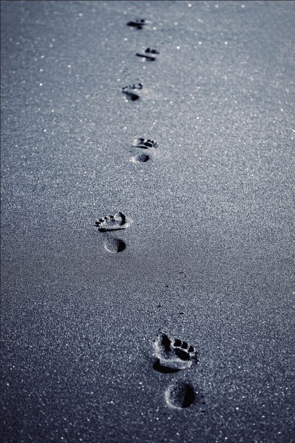 Elizme - Footprints - minimalist photography