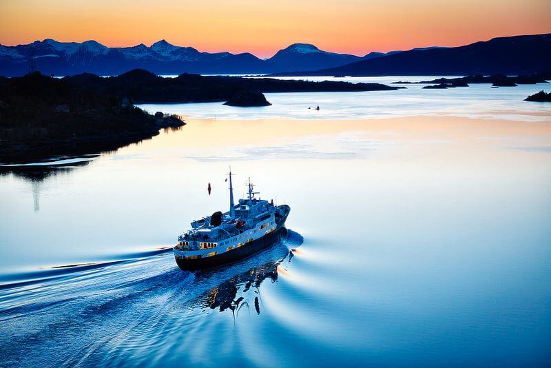 Roderick Eime - Hurtigruten Lofoten leaves Raftsund