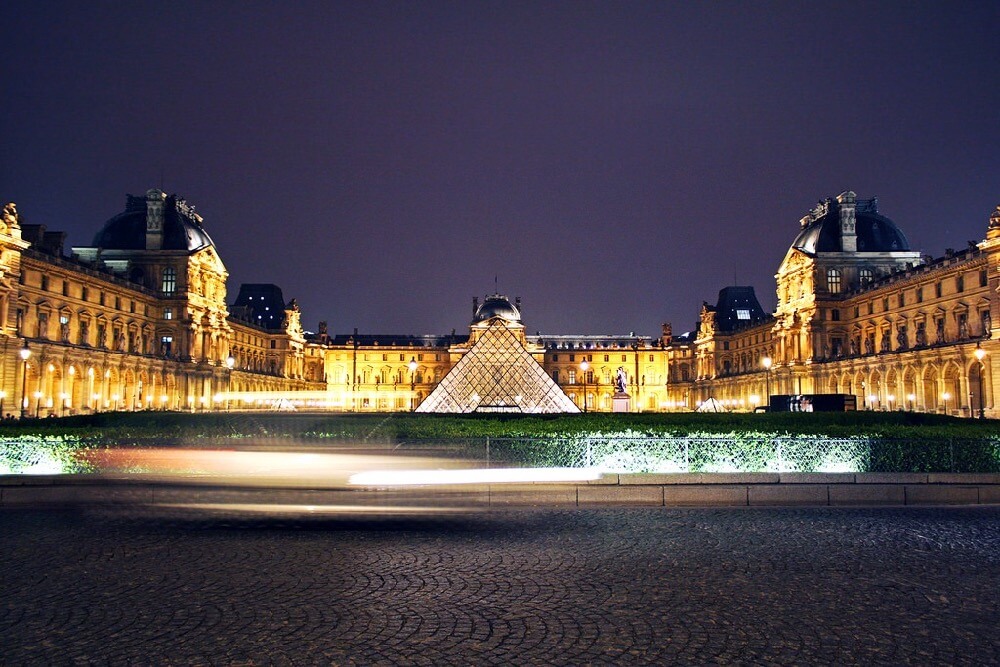 Dimitry B. - Pyramide du Louvre