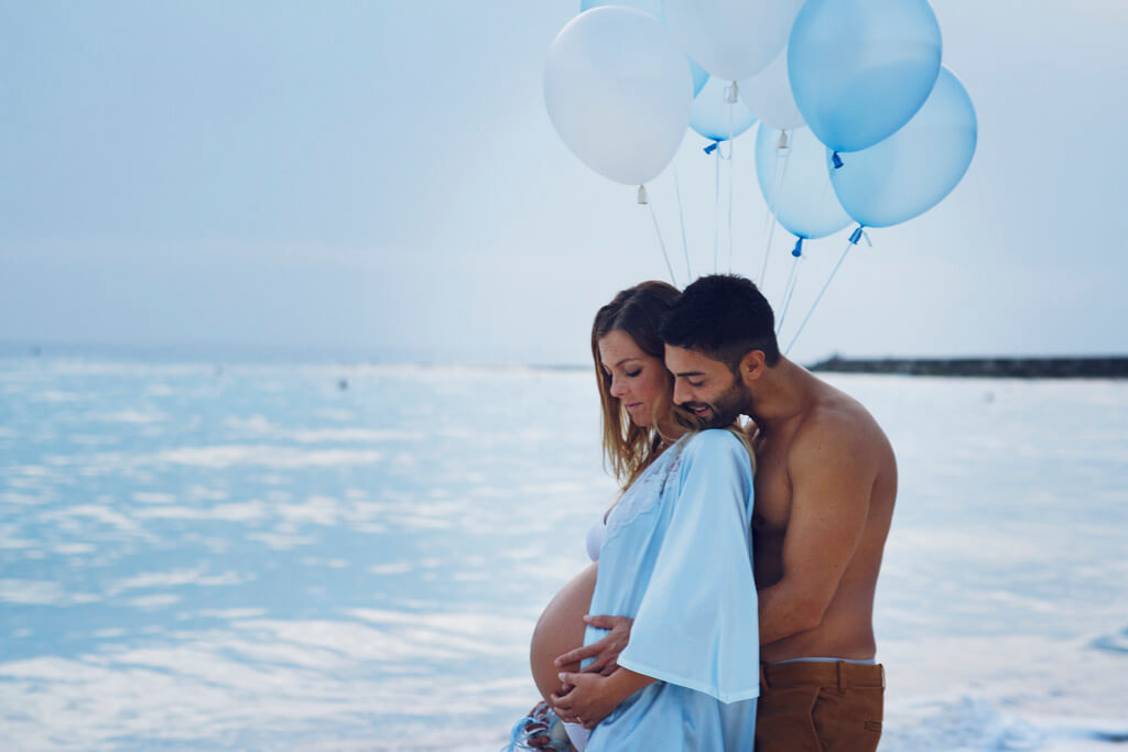 pregnancy portrait couple