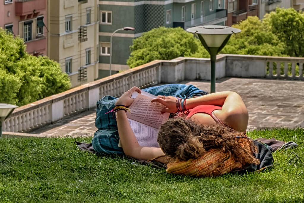 Ferry Noothout - girl reading in Lisbon