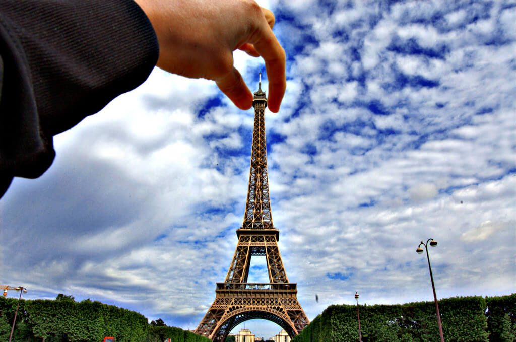 Vincent Lock - holding the eiffel tower