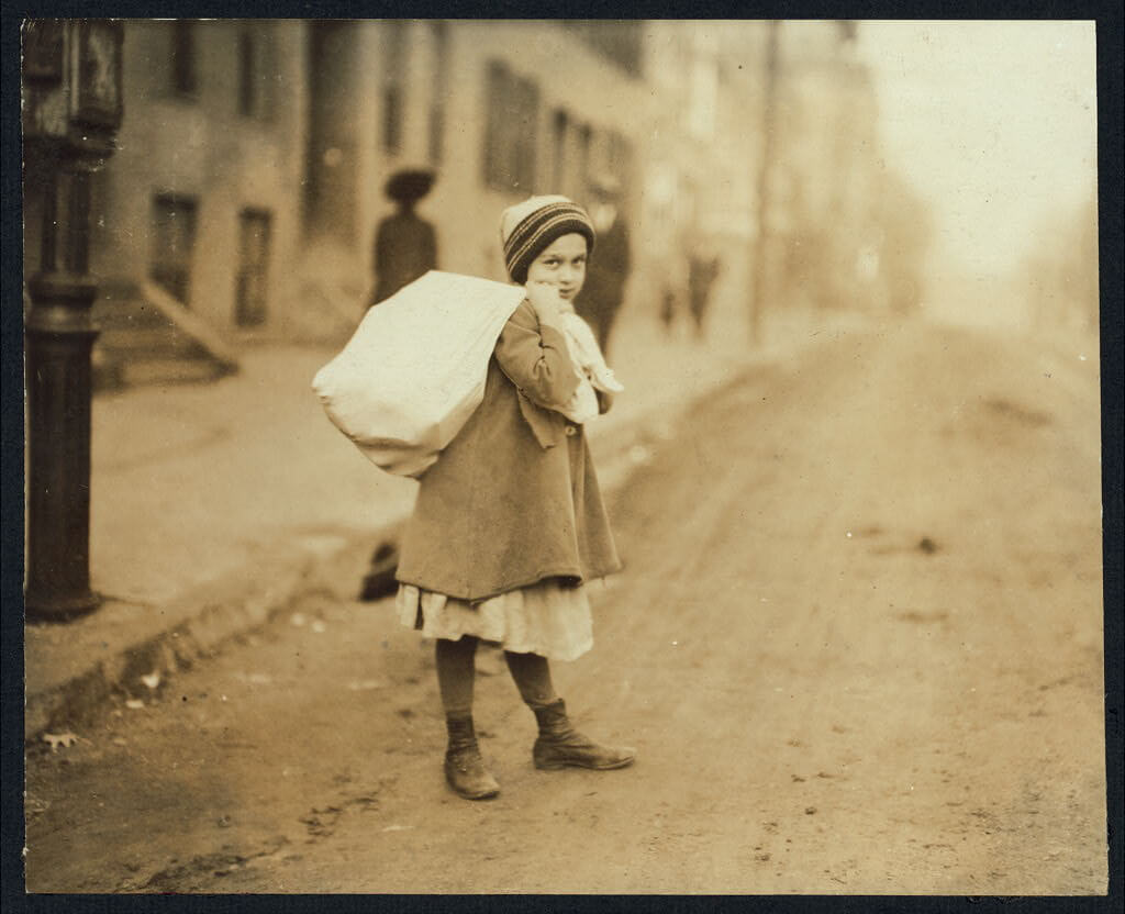 Lewis Wickes Hine - girl carrying large sack