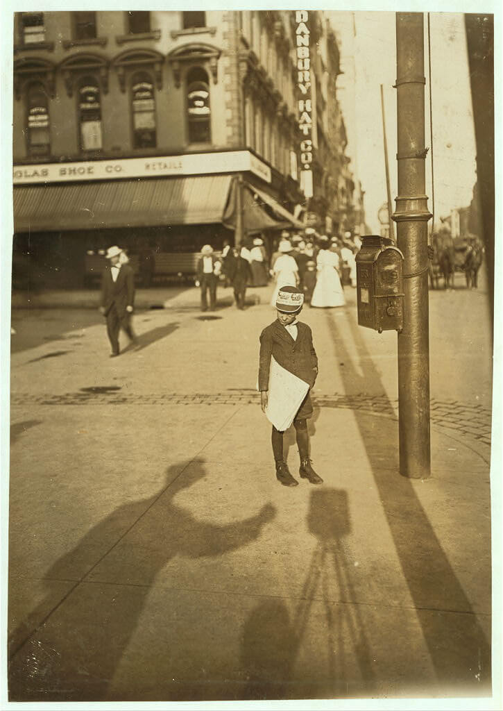 Lewis Wickes Hine - newspaper boy