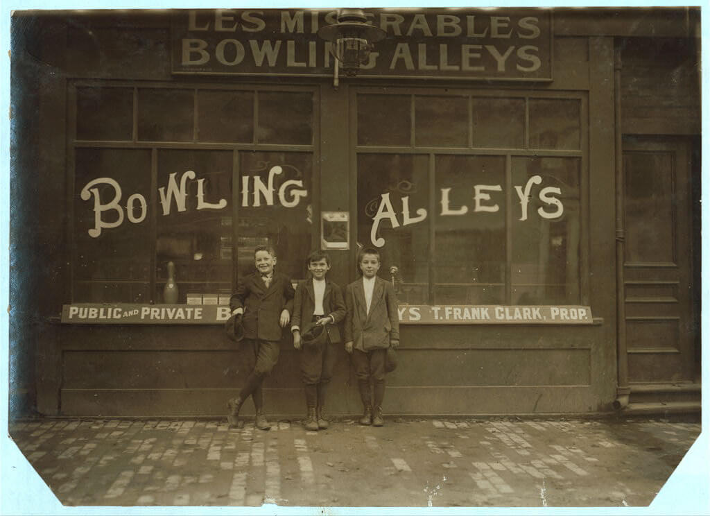 Lewis Wickes Hine - pin boys at Les Miserables bowling alley