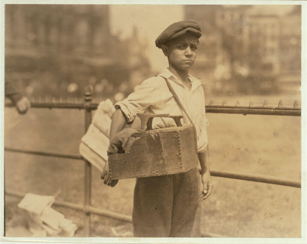 Lewis Wickes Hine - Bootblack around City Hall Park New York City