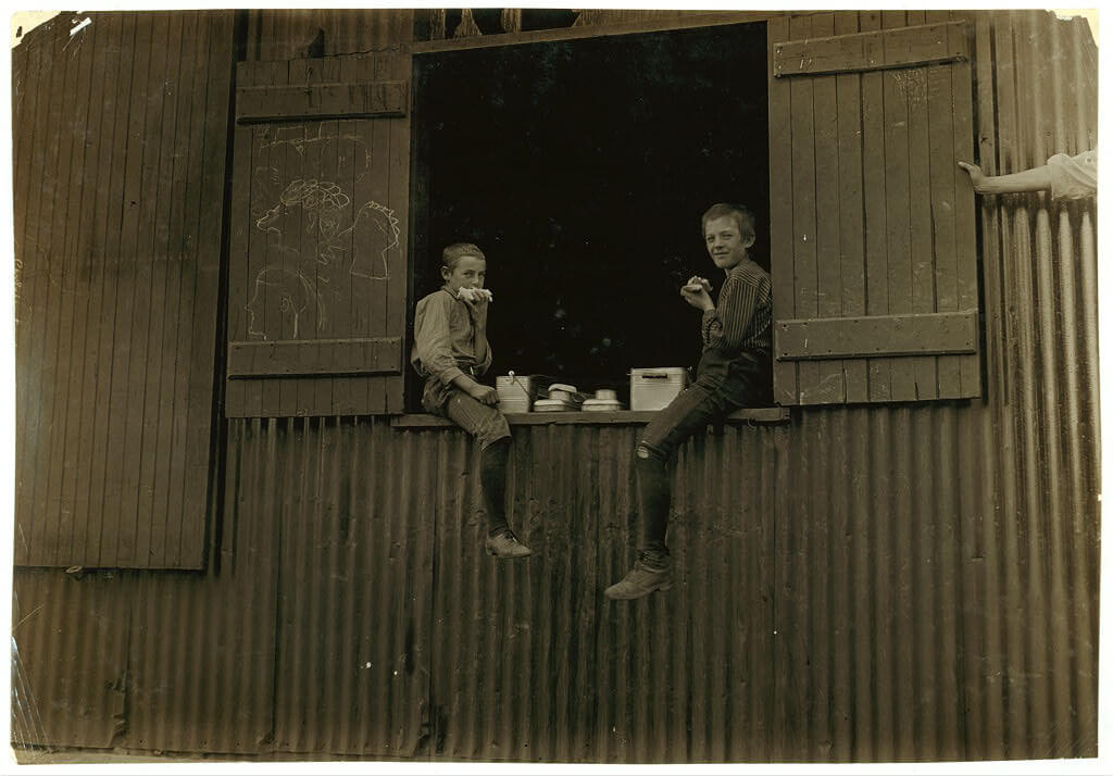 Lewis Wickes Hine - boys on a lunch break