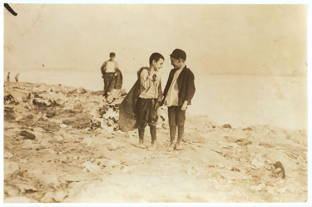 Lewis Wickes Hine - Boys picking over garbage in Boston