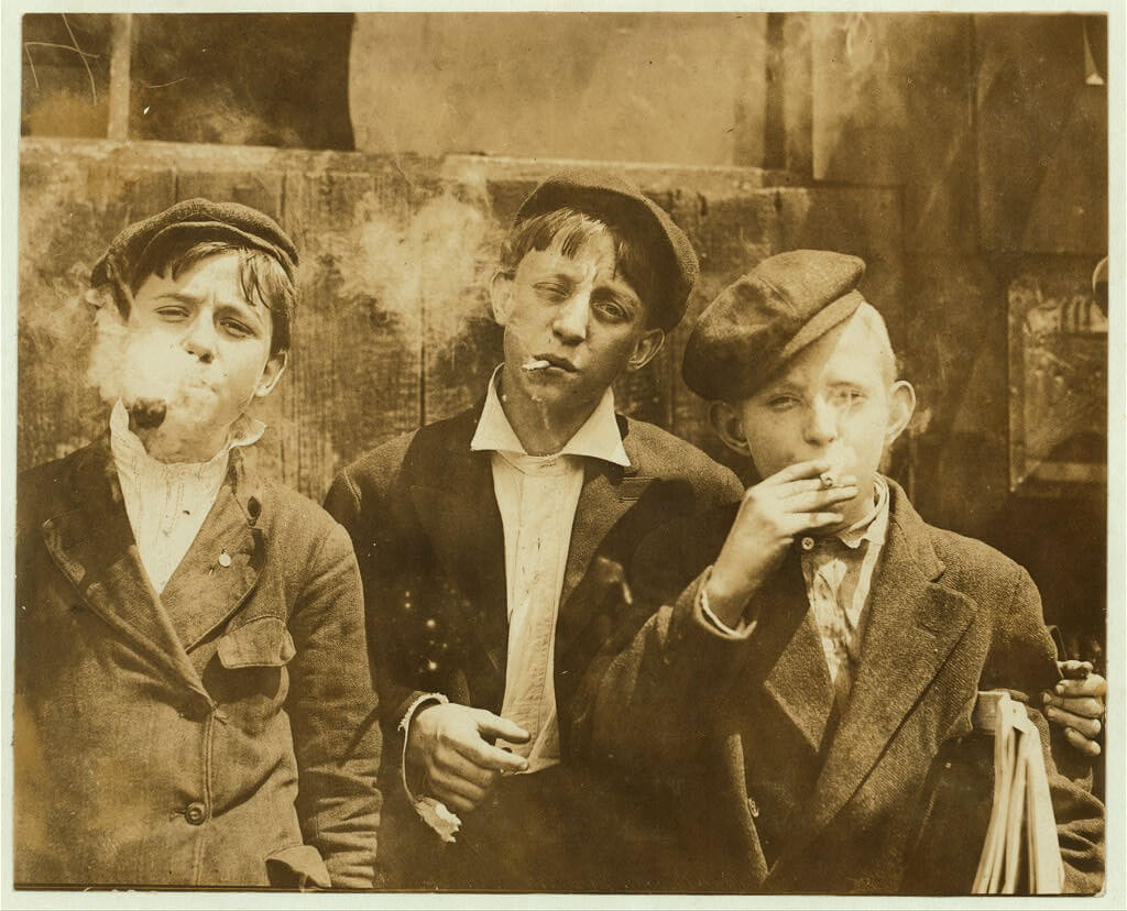 Lewis Wickes Hine - boys smoking